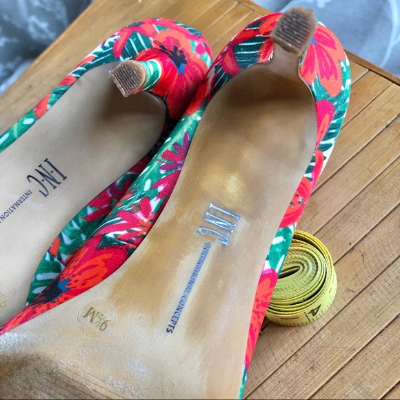 Tropical Tiki Floral Pumps 9.5M, Zitah5 by INC - Picture 6 of 9